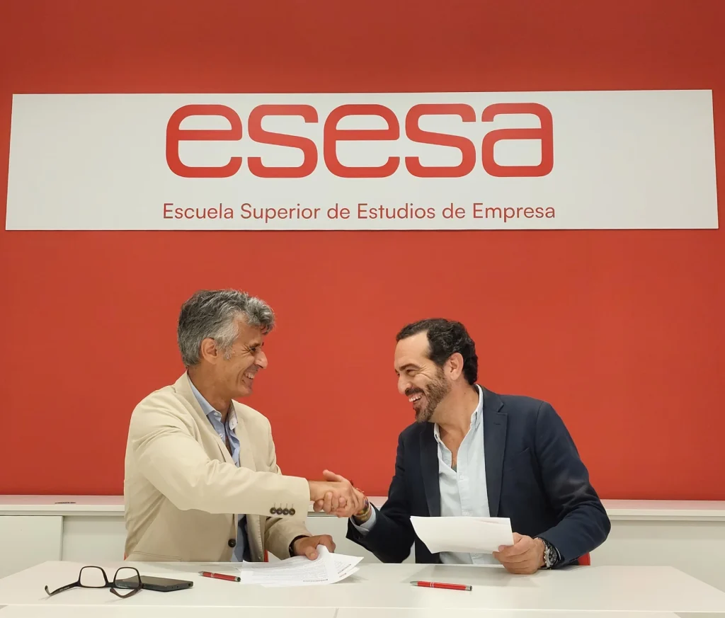 APECOM y ESESA firman un acuerdo en Málaga para fortalecer la formación, el empleo y la innovación en marketing y comunicación en Andalucía.